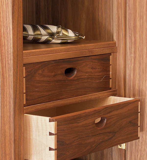 Laci dan Lemari dengan Ukiran Halus